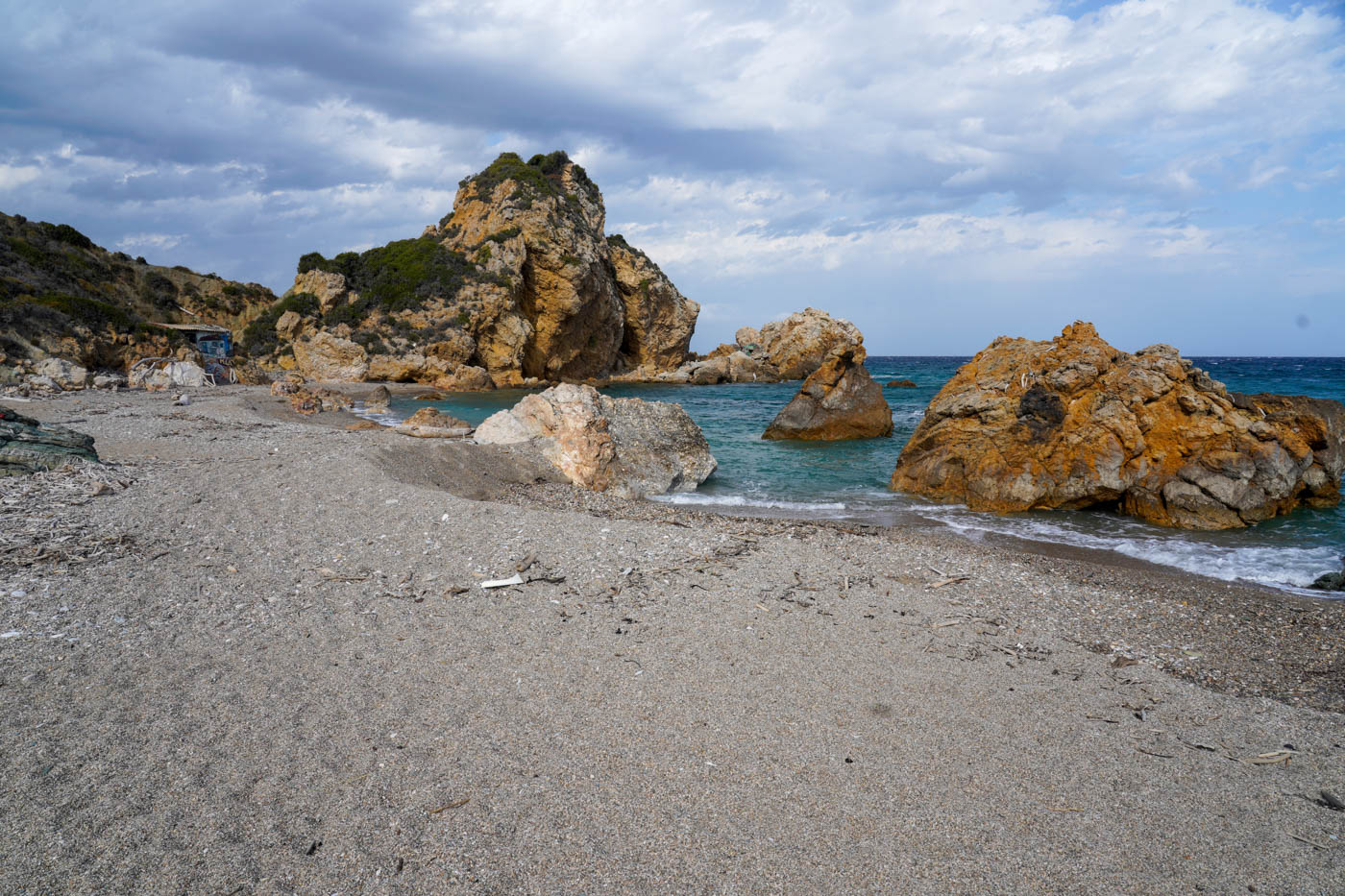 Felsen am Potistiká Strand auf Polion