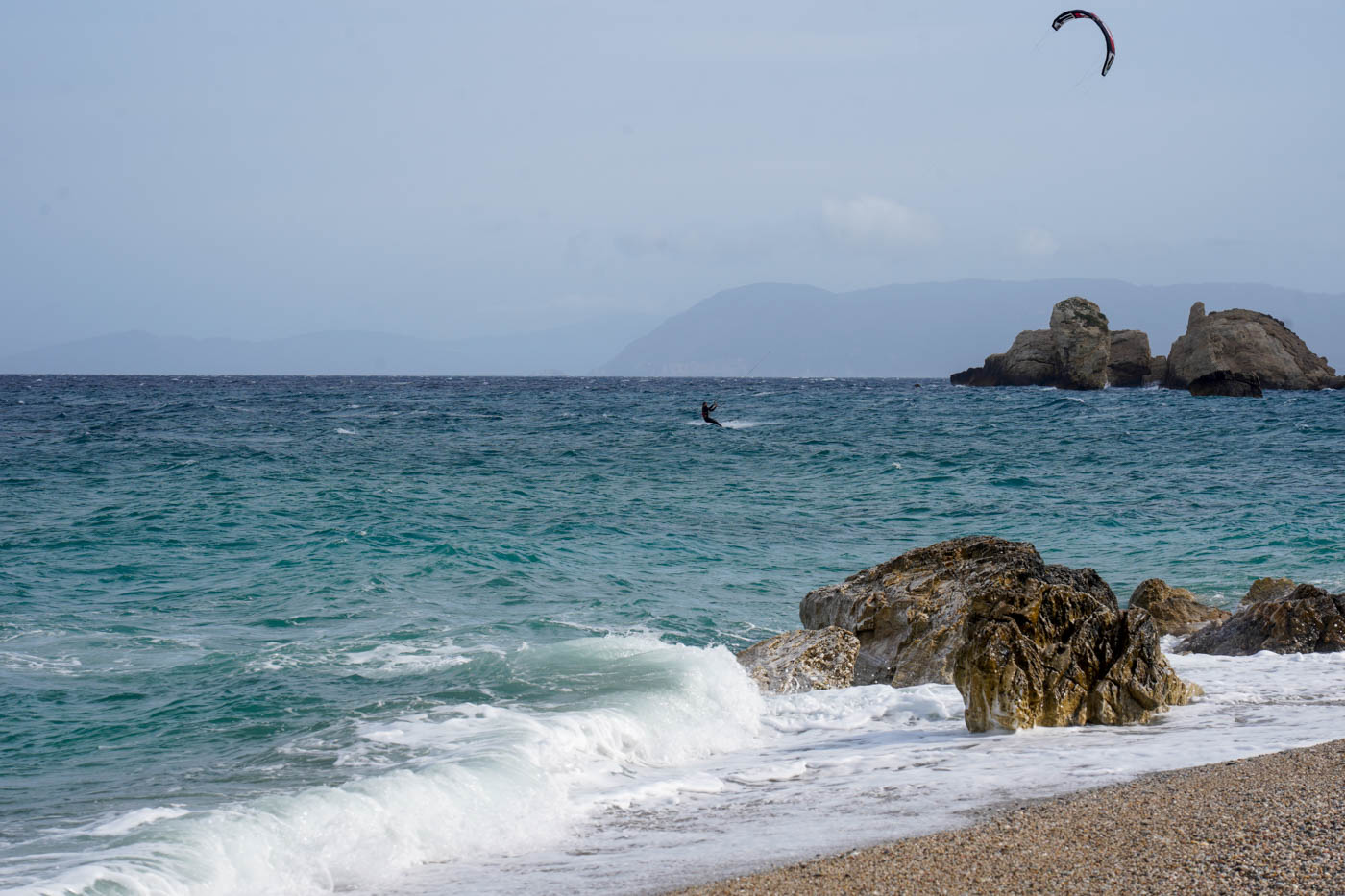 Kite-Surfer am Melani Strand auf Polion