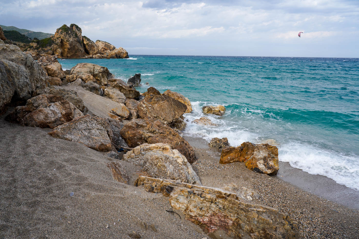Felsen am Melani Strand auf Polion