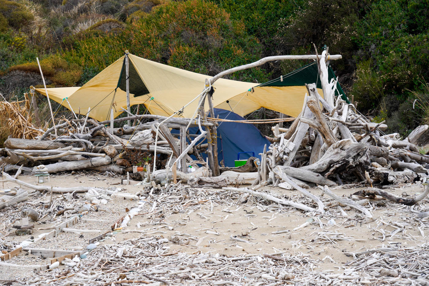 Wildcamper am am Melani Strand auf Polion