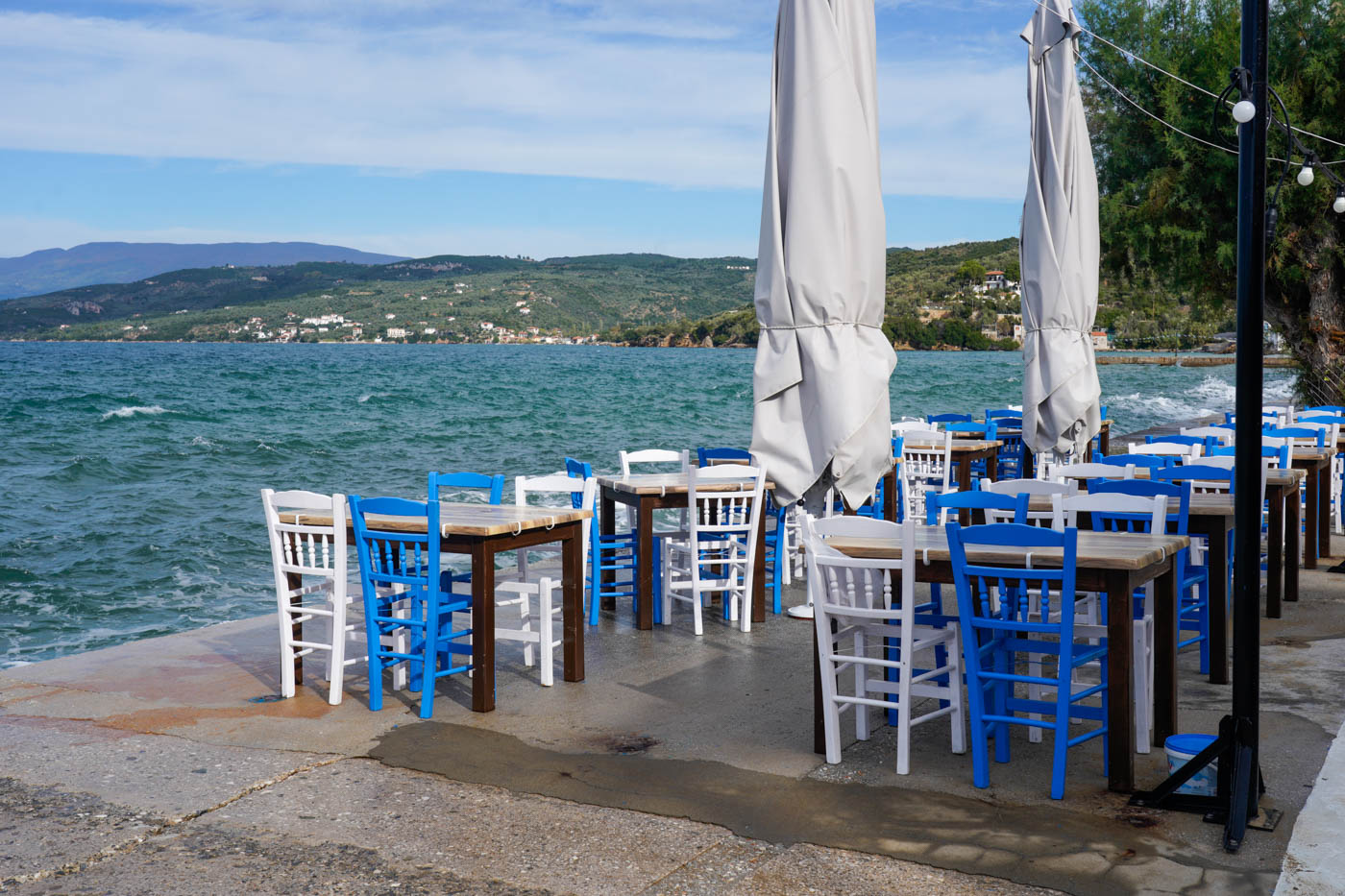 Gastronomie an der Strandpromenade in Milína auf der Pilos Halbinsel