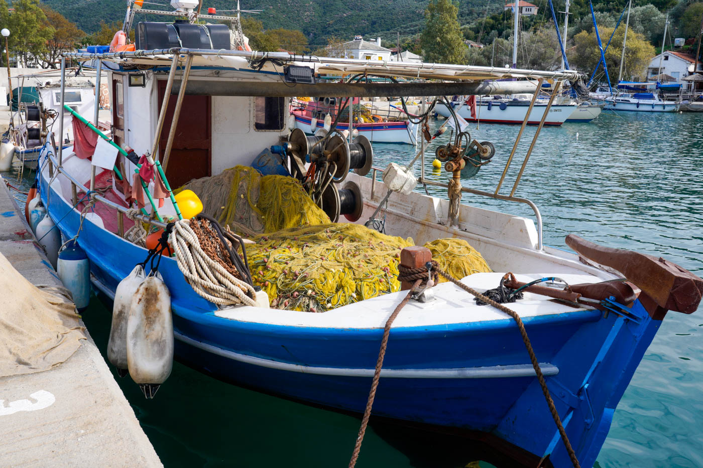 Fischerboot im Hafen von Milína