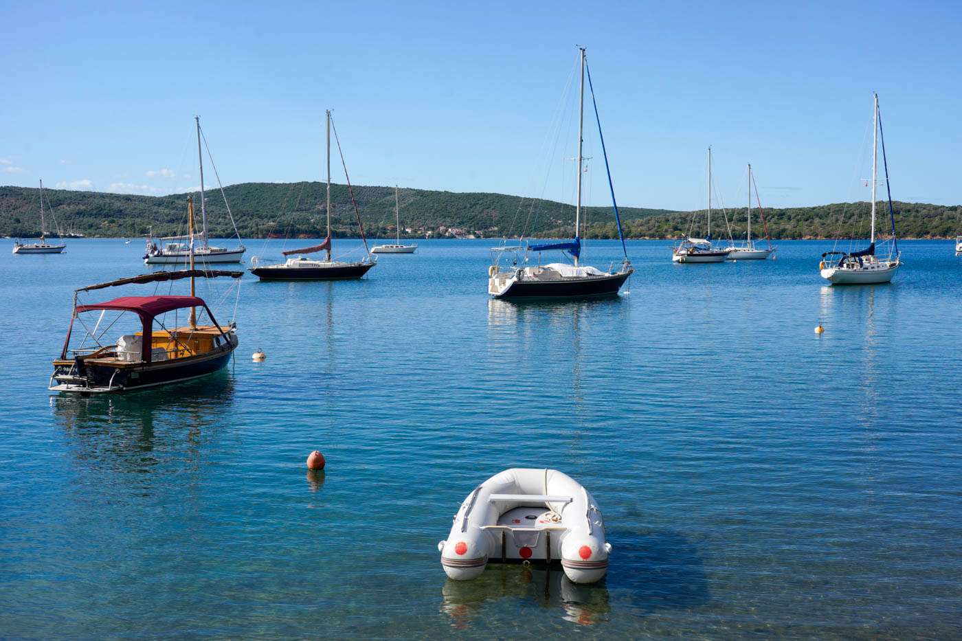 Segelboote in der Bucht von Milína