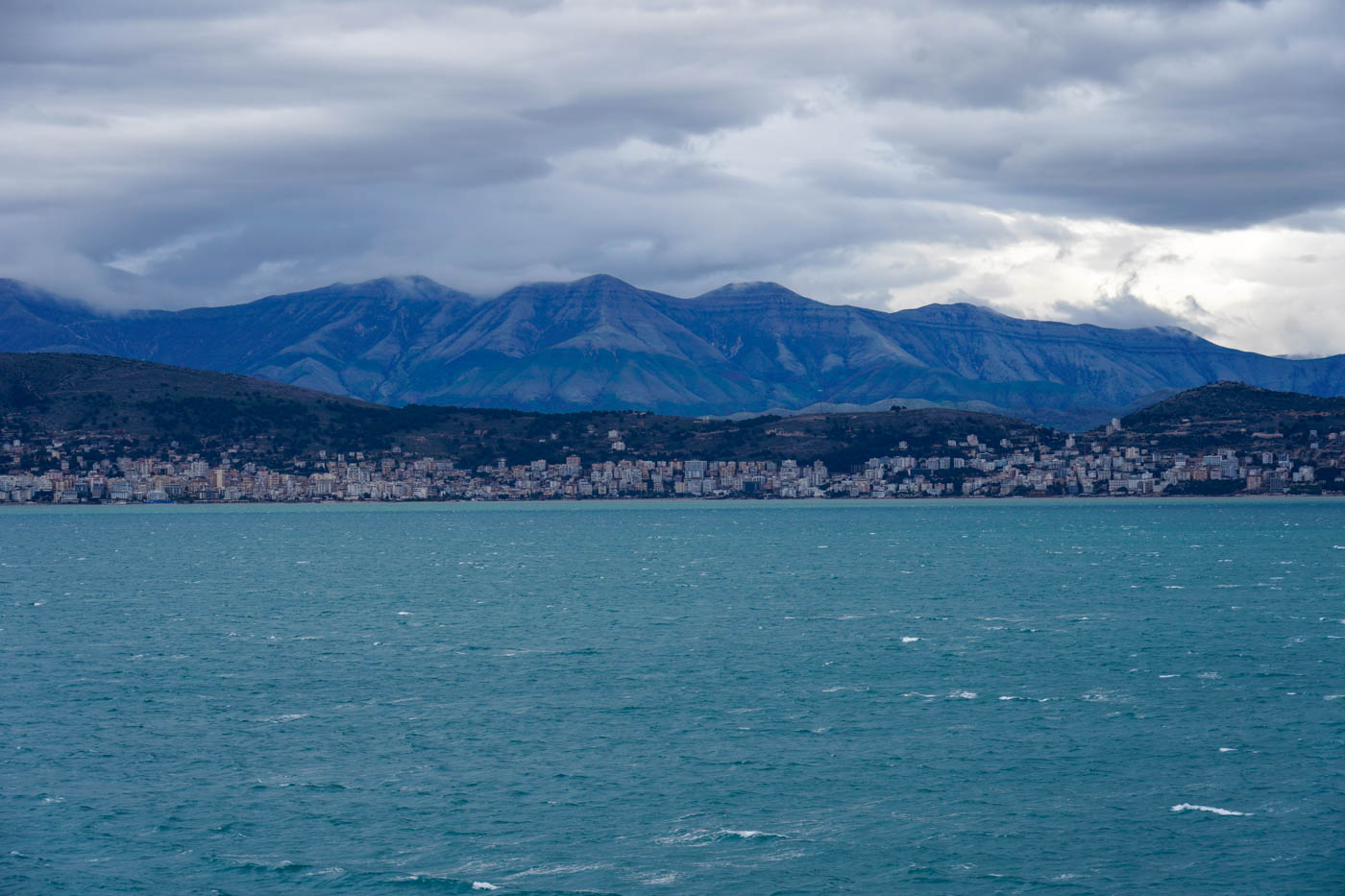 Blick auf Albanien während der Fährüberfahrt von Griechenland nach Italien.