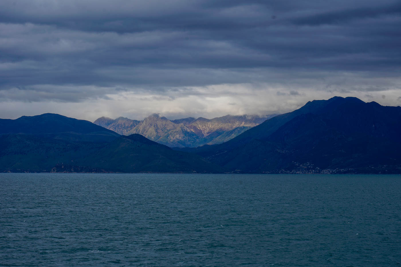Blick an das Ufer bei der Fährüberfahrt von Italien nach Griechenland