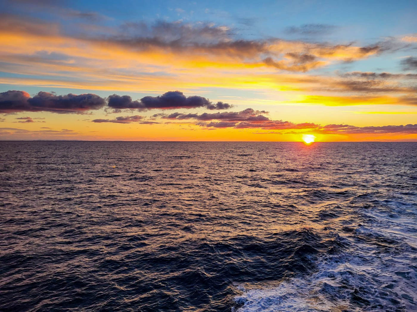 Sonnenuntergang auf der Fähre von Venedig nach Igouminitsa Griechenland mit dem Wohnmobil