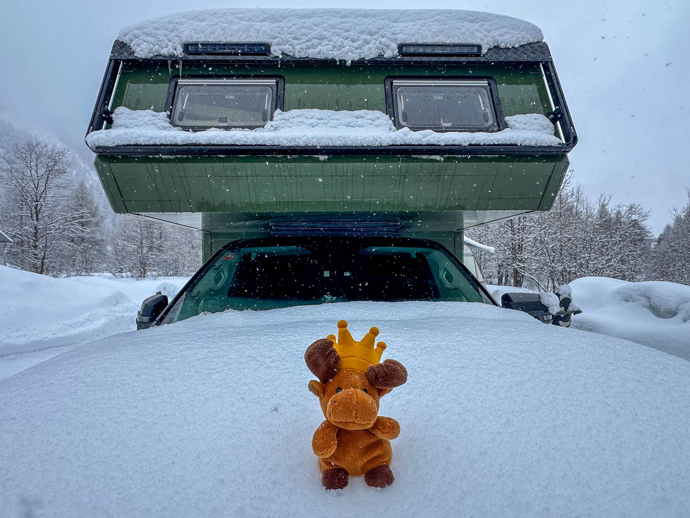 Nils-Konge auf dem eingeschneiten Konge-Mobil beim Wintercamping