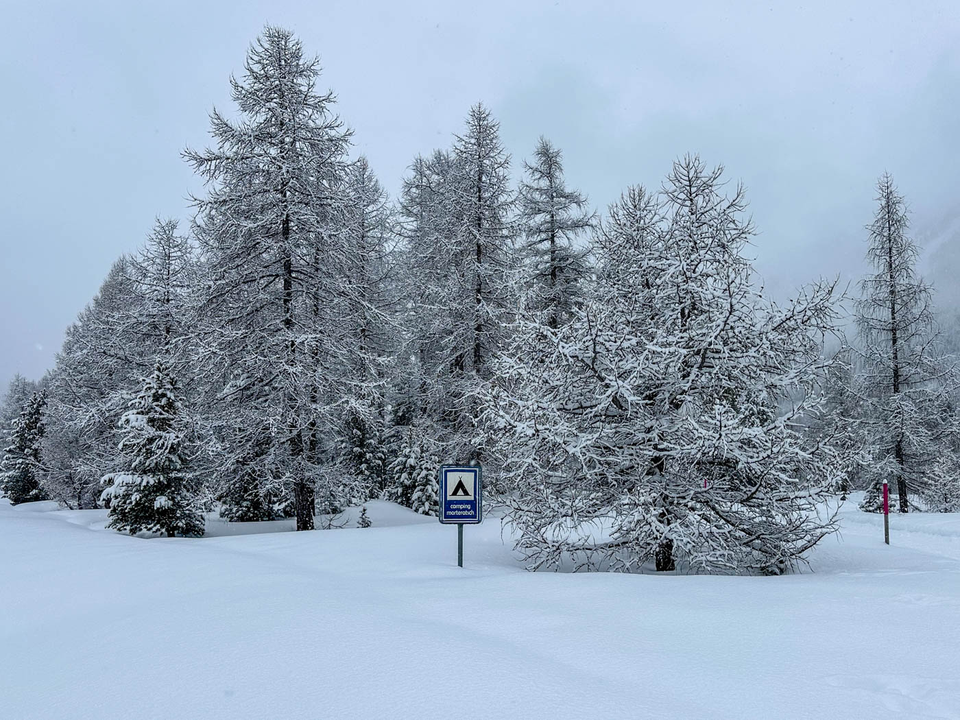 Winterlandschaft des Mortaratsch Campingplatzes