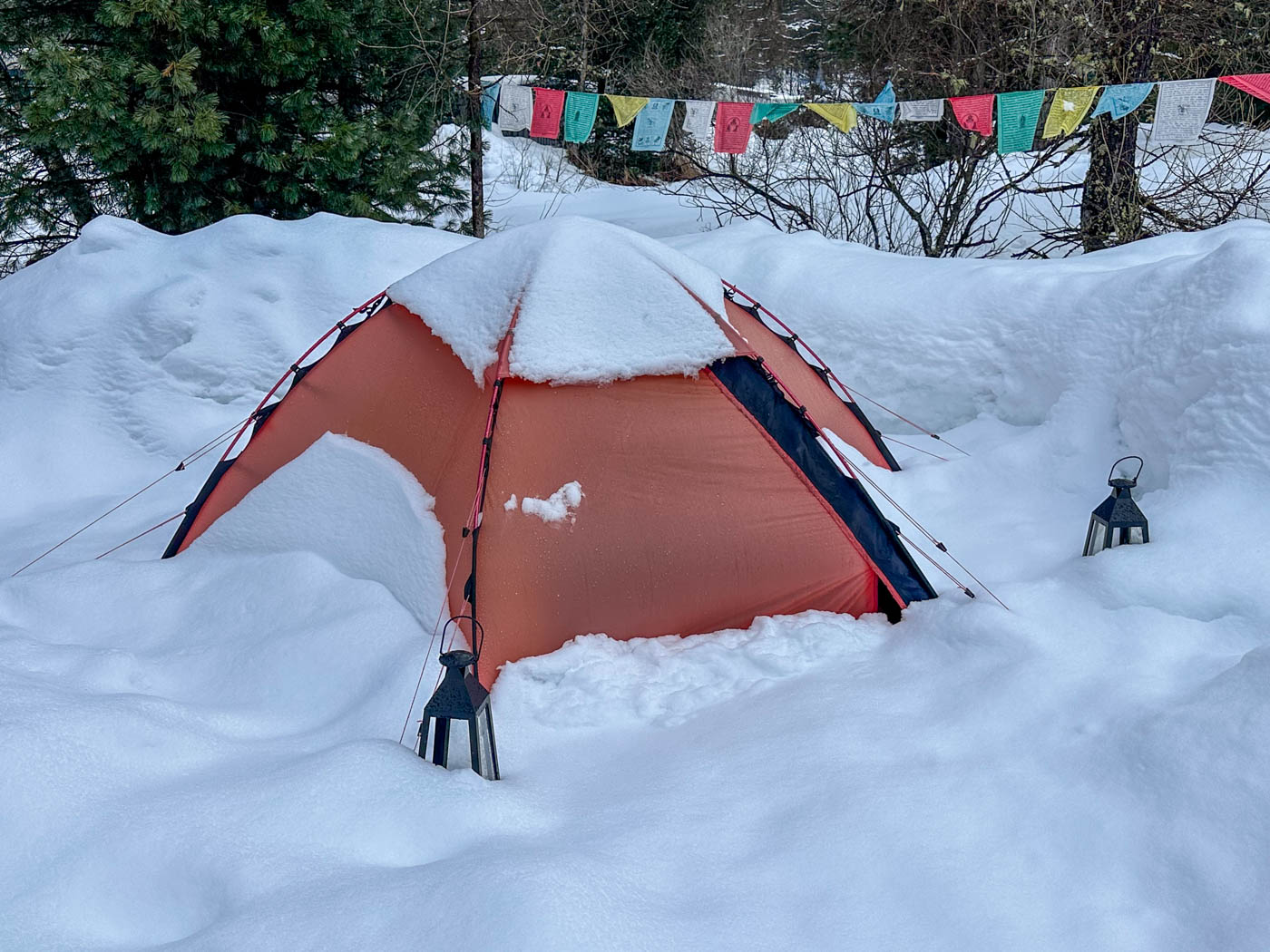 Eingeschneites Zelt beim Wintercamping