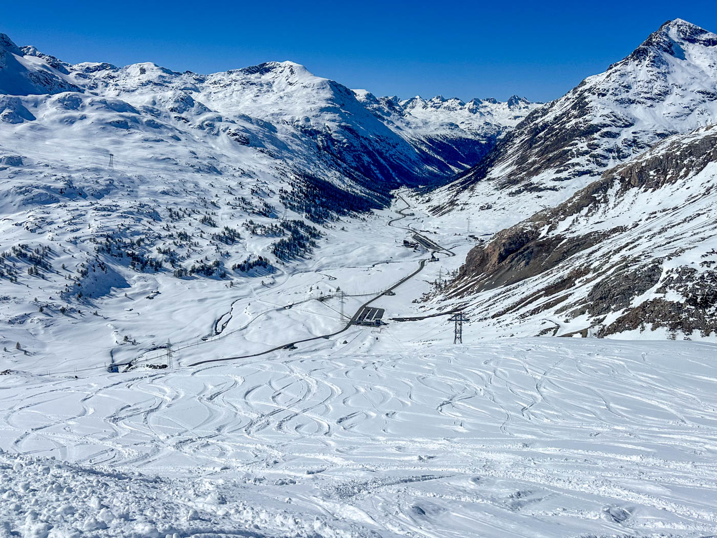 Berglandschaft beim Wintercamping